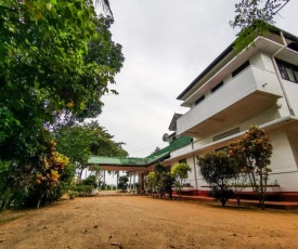 New Lakniwasa Tourist Inn Pinnawala