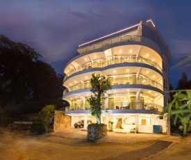 Sandriana Lake View Hotel