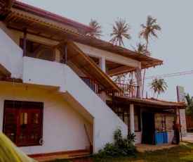 The Wave Surf Inn Midigama