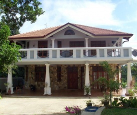 Tonita Villa
