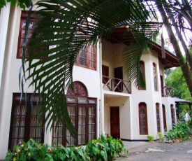 Tree Breeze Inn