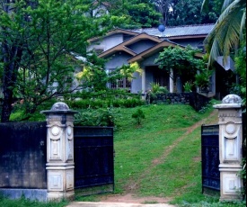 Bee Line Holiday Apartment