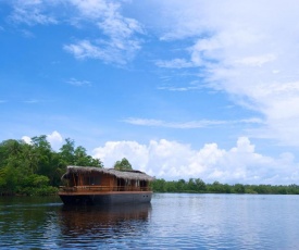 Yathra Houseboat by Jetwing